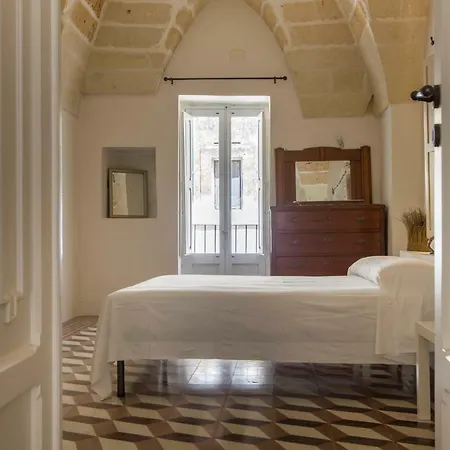 Explore The Historic On Foot From An Old Town House Appartement Lecce