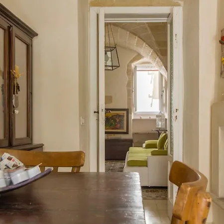 דירה Explore The Historic On Foot From An Old Town House *