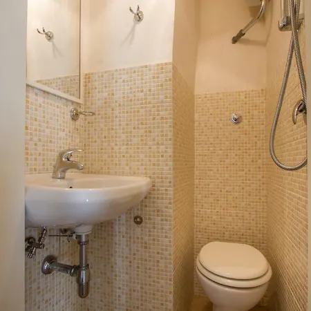 דירה Explore The Historic On Foot From An Old Town House